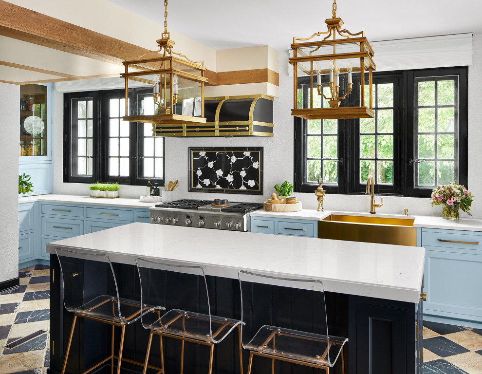 Idéer för att renovera ett litet vintage vit vitt l-kök, med bänkskiva i kvarts, vitt stänkskydd, en rustik diskho, luckor med infälld panel, blå skåp, rostfria vitvaror, en köksö och flerfärgat golv