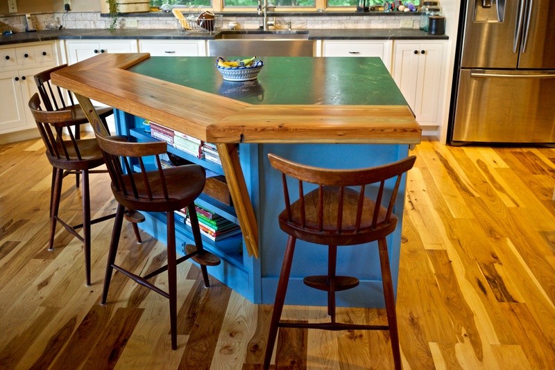 Immagine di una cucina stile marino di medie dimensioni con ante a filo, ante blu, top in granito e elettrodomestici in acciaio inossidabile