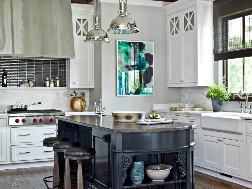 Klassische Küche in grau-weiß mit Landhausspüle, Schrankfronten im Shaker-Stil, weißen Schränken, Küchenrückwand in Weiß, Küchengeräten aus Edelstahl, braunem Holzboden und Kücheninsel in Chicago