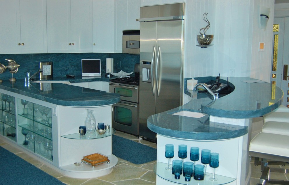 Cette image montre une cuisine marine.