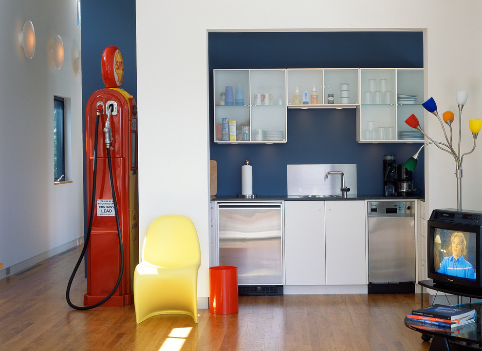 Foto de cocina lineal minimalista abierta con fregadero encastrado, armarios tipo vitrina y electrodomésticos blancos