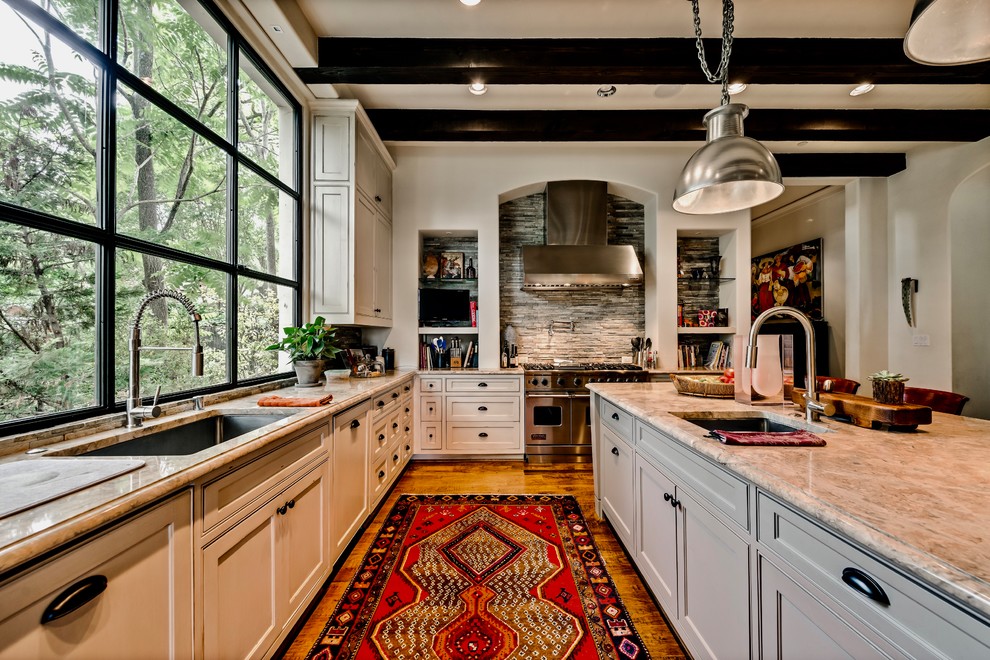 Exempel på ett avskilt, mycket stort medelhavsstil u-kök, med en undermonterad diskho, skåp i shakerstil, vita skåp, marmorbänkskiva, flerfärgad stänkskydd, stänkskydd i skiffer, rostfria vitvaror, mellanmörkt trägolv, en köksö och brunt golv