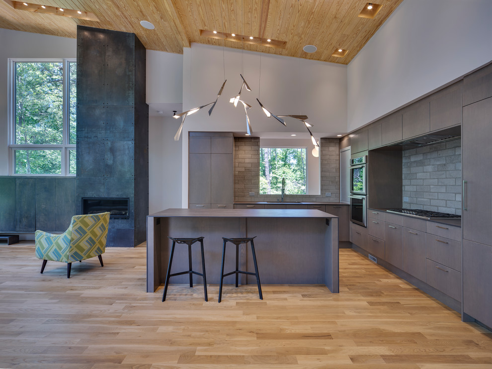 Mittelgroße Moderne Küche in L-Form mit flächenbündigen Schrankfronten, dunklen Holzschränken und Kücheninsel in Atlanta