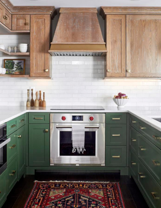 Пример оригинального дизайна: п-образная кухня-гостиная среднего размера в классическом стиле с врезной мойкой, зелеными фасадами, белым фартуком, фартуком из керамической плитки, полуостровом и белой столешницей