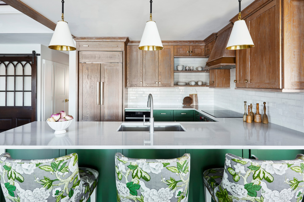 Ispirazione per una cucina chic di medie dimensioni con ante verdi, paraspruzzi bianco, paraspruzzi con piastrelle in ceramica, penisola, top bianco e lavello sottopiano
