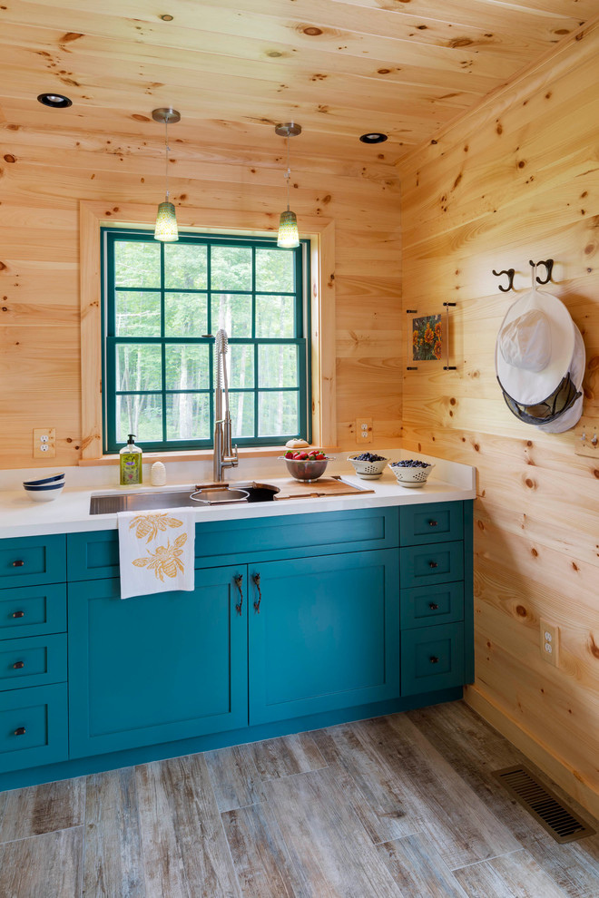 Große Rustikale Küche mit Keramikboden, Unterbauwaschbecken, Schrankfronten im Shaker-Stil, blauen Schränken und Küchenrückwand in Beige in Boston