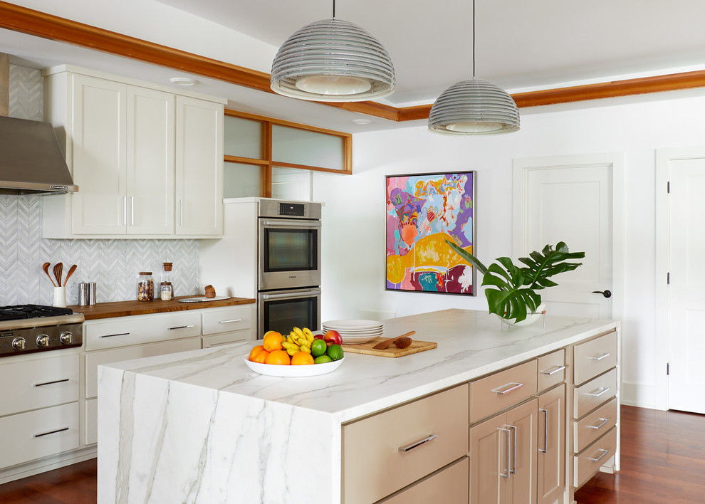 Bild på ett stort vintage kök, med en nedsänkt diskho, vita skåp, marmorbänkskiva, stänkskydd i marmor, rostfria vitvaror, mellanmörkt trägolv, en köksö, brunt golv, grått stänkskydd och skåp i shakerstil