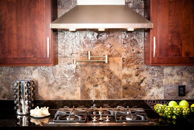 Modern inredning av ett stort kök och matrum, med en dubbel diskho, skåp i shakerstil, skåp i mellenmörkt trä, granitbänkskiva, brunt stänkskydd, stänkskydd i porslinskakel, rostfria vitvaror, mellanmörkt trägolv och en köksö
