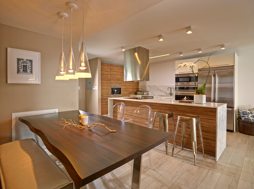 Exempel på ett modernt kök, med en undermonterad diskho, släta luckor, skåp i mellenmörkt trä, flerfärgad stänkskydd, rostfria vitvaror, ljust trägolv och en köksö