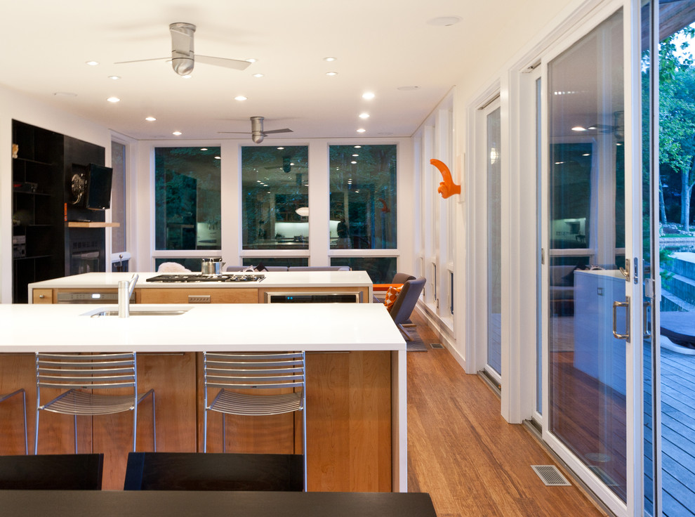 Offene Moderne Küchenbar mit Quarzwerkstein-Arbeitsplatte in New York