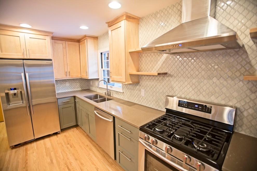 Moderne Wohnküche mit Unterbauwaschbecken, grauen Schränken, Quarzwerkstein-Arbeitsplatte, Küchenrückwand in Weiß, Rückwand aus Keramikfliesen und Küchengeräten aus Edelstahl in Minneapolis