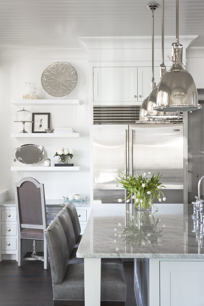 Bild på ett stort funkis kök, med rostfria vitvaror, marmorbänkskiva, skåp i shakerstil, vita skåp, mörkt trägolv och en köksö