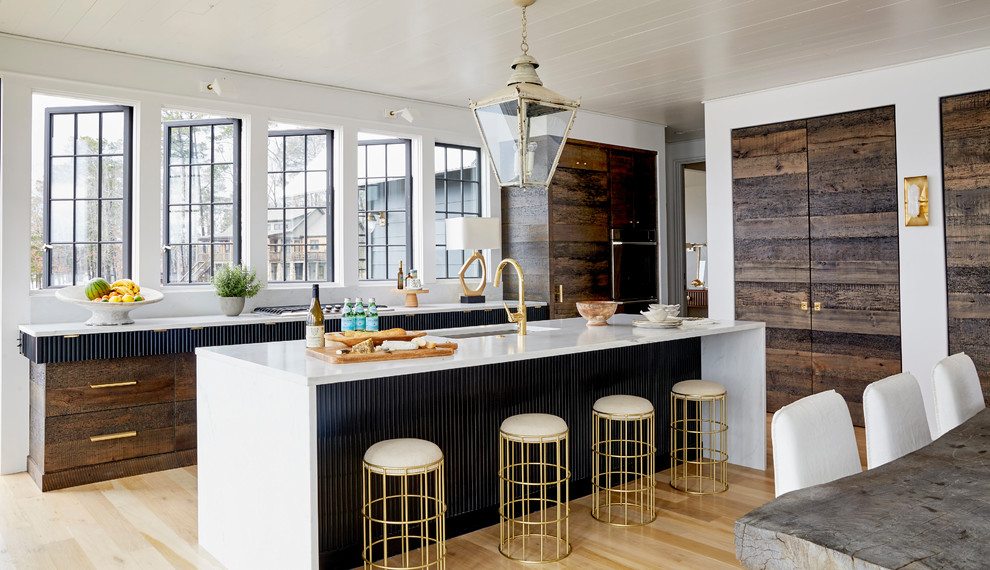 Esempio di una cucina costiera con lavello sottopiano, ante in legno bruno, elettrodomestici da incasso, pavimento in legno massello medio e pavimento marrone