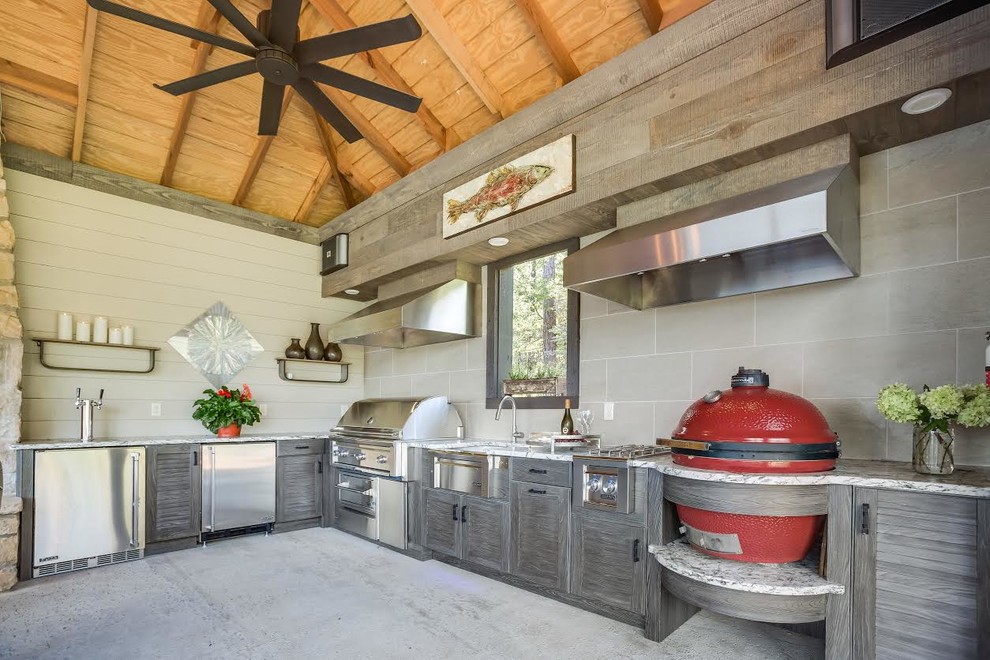 Idéer för ett mycket stort modernt l-kök, med en rustik diskho, luckor med lamellpanel, skåp i slitet trä, granitbänkskiva, rostfria vitvaror och betonggolv