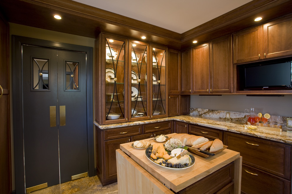 Cette image montre une cuisine traditionnelle avec un placard à porte vitrée et un plan de travail en granite.