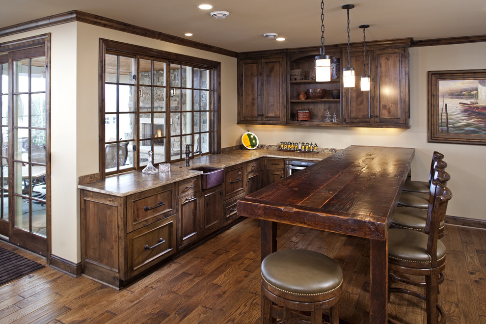 Rustikale Küche mit Landhausspüle, Arbeitsplatte aus Holz und Mauersteinen in Minneapolis