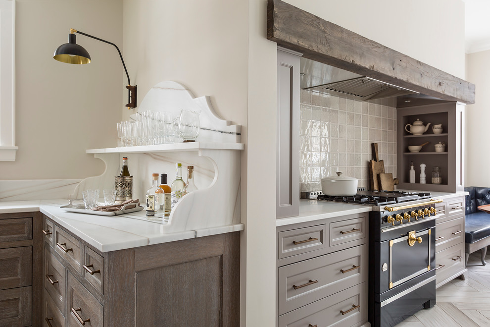 Foto de cocina clásica renovada grande con electrodomésticos con paneles, suelo de baldosas de porcelana y una isla