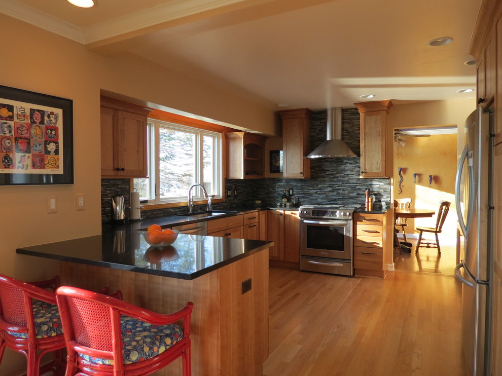 Exempel på ett modernt kök, med en enkel diskho, skåp i shakerstil, skåp i ljust trä, bänkskiva i kvarts, flerfärgad stänkskydd, stänkskydd i mosaik, rostfria vitvaror och ljust trägolv
