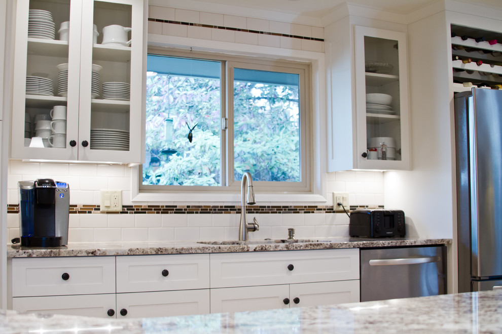 Immagine di una cucina chic chiusa con ante in stile shaker, ante bianche, top in granito, paraspruzzi multicolore e paraspruzzi con piastrelle di vetro