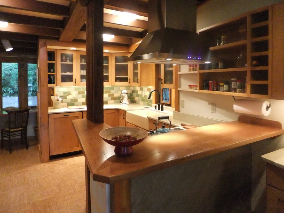 Идея дизайна: п-образная кухня-гостиная среднего размера в стиле ретро с с полувстраиваемой мойкой (с передним бортиком), плоскими фасадами, светлыми деревянными фасадами, столешницей из кварцевого агломерата, зеленым фартуком, фартуком из керамической плитки, техникой под мебельный фасад, пробковым полом и полуостровом