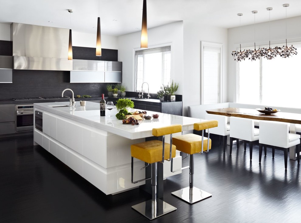 Esempio di una cucina design con lavello sottopiano, ante lisce, ante bianche e paraspruzzi nero