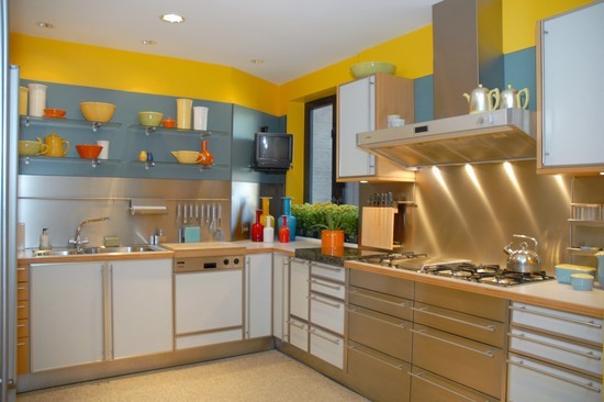 Immagine di una cucina a L boho chic di medie dimensioni con lavello a doppia vasca, ante lisce, ante blu, elettrodomestici colorati e nessuna isola