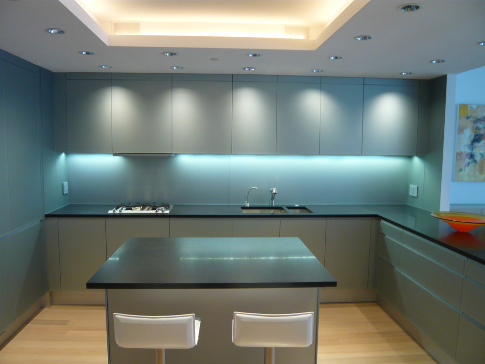 Example of a minimalist kitchen design in Chicago