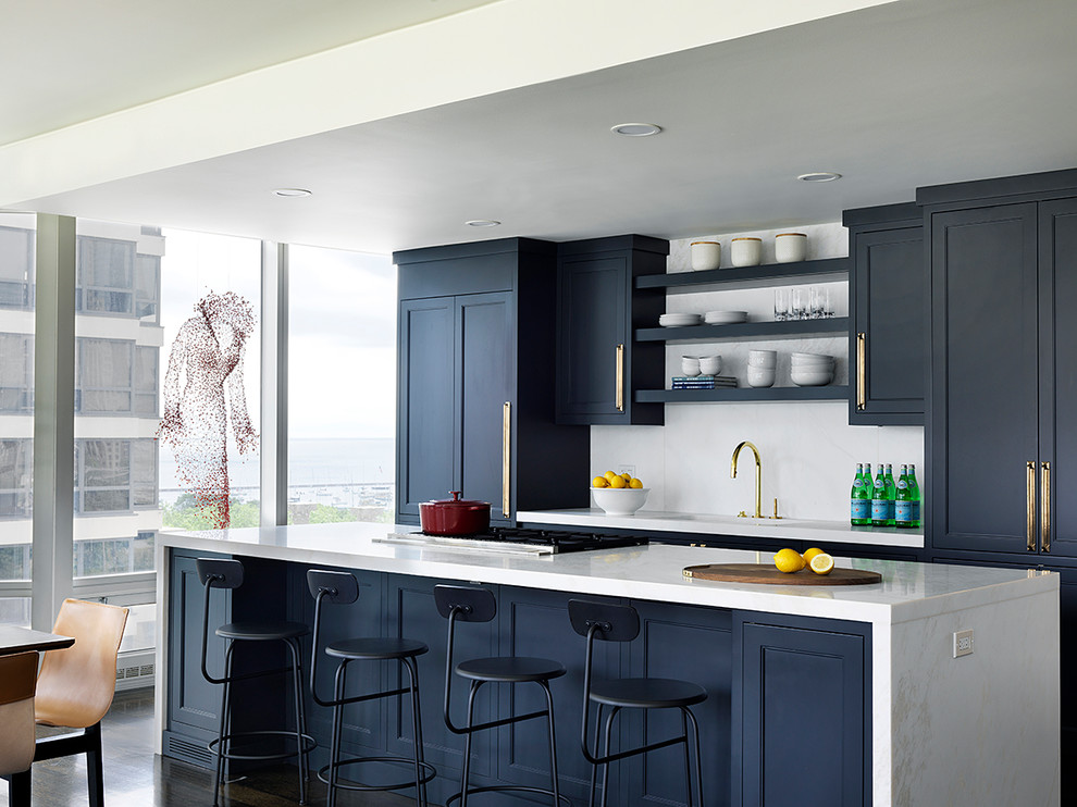 Esempio di una cucina classica con lavello sottopiano, ante in stile shaker, ante blu, paraspruzzi bianco, parquet scuro, pavimento marrone e top bianco
