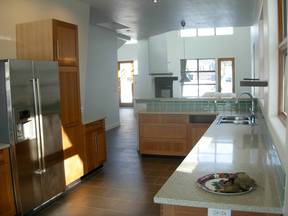 Exempel på ett mellanstort klassiskt kök med öppen planlösning, med en nedsänkt diskho, skåp i shakerstil, skåp i ljust trä, bänkskiva i kvartsit, grönt stänkskydd, stänkskydd i keramik, rostfria vitvaror, klinkergolv i porslin, en halv köksö och brunt golv