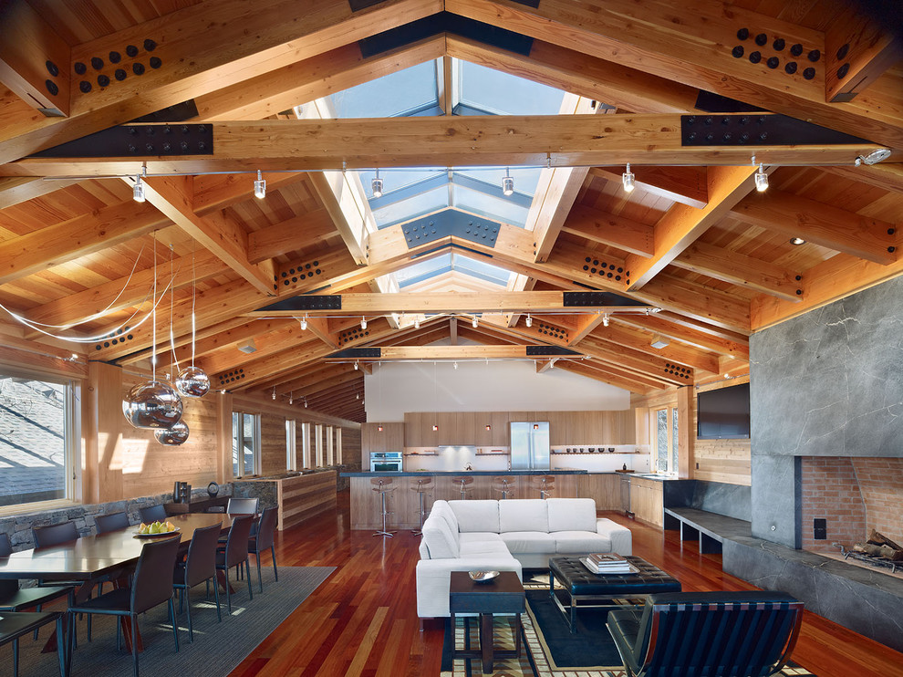 На фото: кухня-гостиная в современном стиле с плоскими фасадами, светлыми деревянными фасадами и техникой из нержавеющей стали с