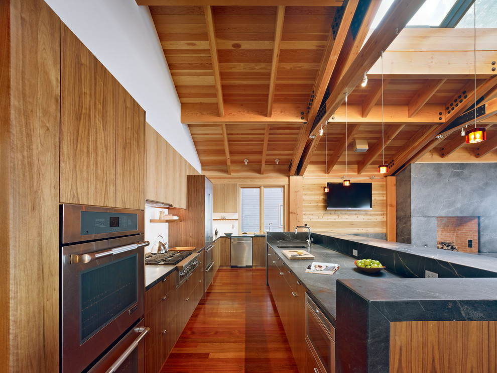 Стильный дизайн: параллельная кухня-гостиная в современном стиле с плоскими фасадами, техникой из нержавеющей стали и белым фартуком - последний тренд