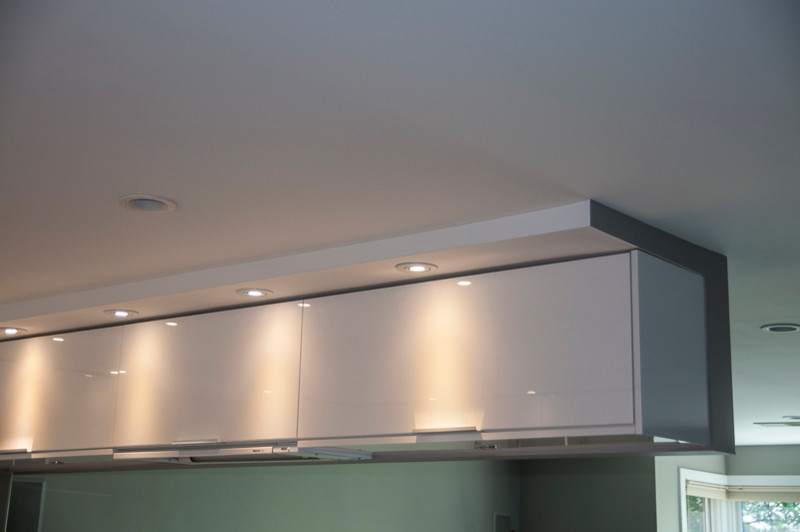 Imagen de cocina moderna abierta con fregadero bajoencimera, armarios con paneles lisos, puertas de armario blancas, encimera de cuarzo compacto y salpicadero de azulejos de porcelana