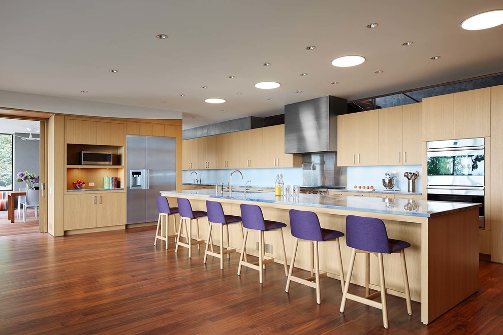 Exempel på ett stort modernt kök, med en undermonterad diskho, släta luckor, skåp i ljust trä, marmorbänkskiva, blått stänkskydd, stänkskydd i sten, rostfria vitvaror, en köksö och mellanmörkt trägolv