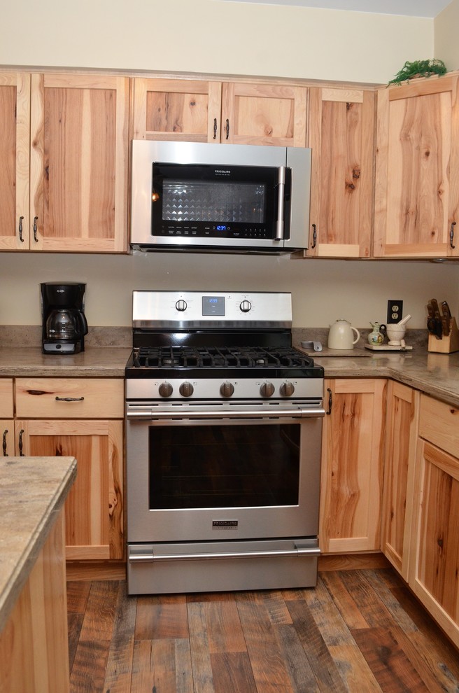 Inredning av ett rustikt mellanstort beige beige kök, med skåp i shakerstil, skåp i mellenmörkt trä, bänkskiva i koppar, en halv köksö, en undermonterad diskho, rostfria vitvaror, mellanmörkt trägolv och brunt golv