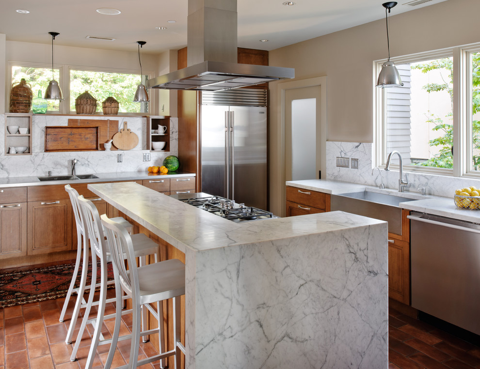 Exempel på ett modernt u-kök, med rostfria vitvaror, en rustik diskho, skåp i mellenmörkt trä, marmorbänkskiva, vitt stänkskydd och stänkskydd i sten