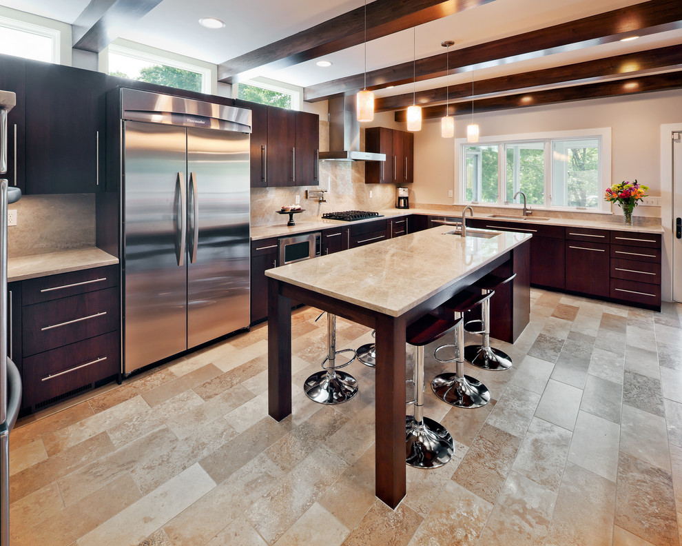 Bild på ett avskilt, mellanstort funkis u-kök, med en undermonterad diskho, släta luckor, skåp i mörkt trä, marmorbänkskiva, brunt stänkskydd, stänkskydd i sten, rostfria vitvaror, travertin golv och en köksö