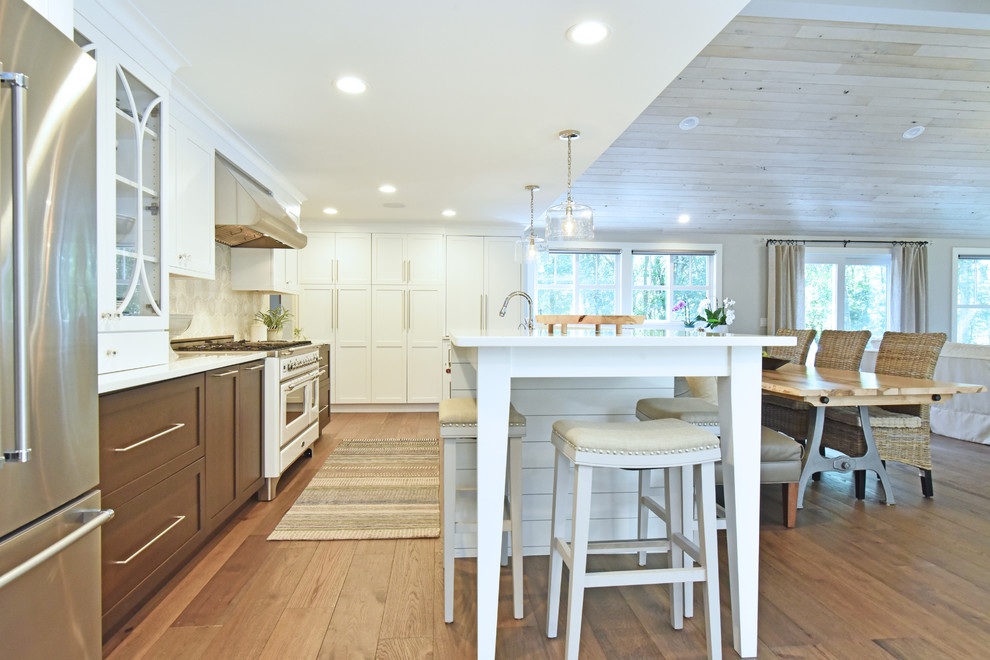 Exempel på ett mellanstort modernt vit vitt kök, med en undermonterad diskho, luckor med infälld panel, vita skåp, rostfria vitvaror, mörkt trägolv, brunt golv, bänkskiva i kvarts, grått stänkskydd och stänkskydd i keramik