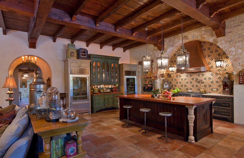 Offene, Große Mediterrane Küche in L-Form mit Schränken im Used-Look, Küchengeräten aus Edelstahl und Kücheninsel in Austin