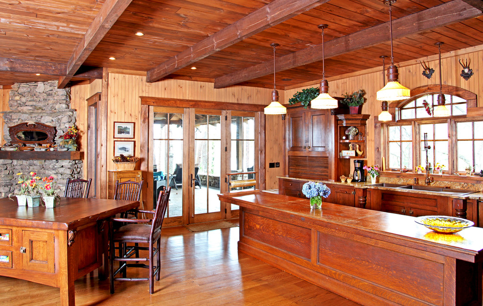 Exempel på ett stort rustikt kök, med en rustik diskho, luckor med upphöjd panel, skåp i mellenmörkt trä, granitbänkskiva, brunt stänkskydd, stänkskydd i sten, rostfria vitvaror och mellanmörkt trägolv