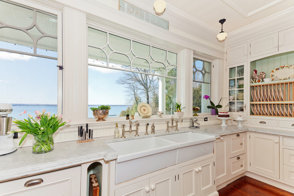 Imagen de cocina clásica con fregadero sobremueble, armarios con paneles empotrados y puertas de armario blancas