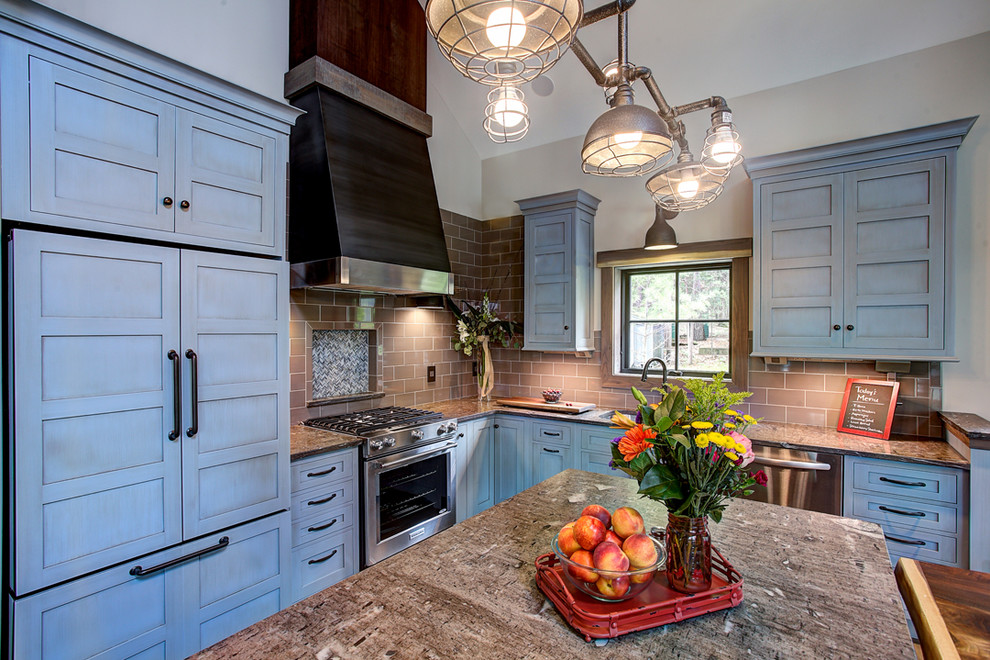 Immagine di una cucina stile rurale con lavello sottopiano, ante con riquadro incassato, ante blu, paraspruzzi marrone, paraspruzzi con piastrelle diamantate e elettrodomestici in acciaio inossidabile