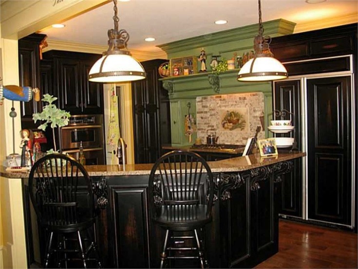 Kleine Klassische Küche mit profilierten Schrankfronten, schwarzen Schränken, Granit-Arbeitsplatte, Rückwand aus Steinfliesen, schwarzen Elektrogeräten, dunklem Holzboden und Halbinsel in Atlanta