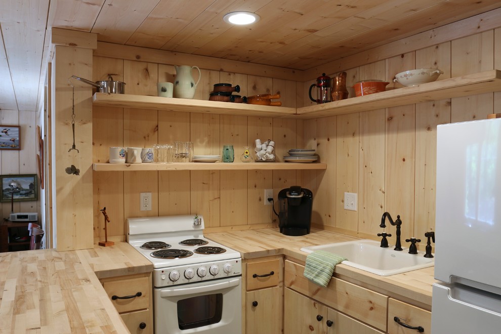 Idéer för små rustika kök, med öppna hyllor, skåp i ljust trä, träbänkskiva, stänkskydd i trä, vita vitvaror, mörkt trägolv och en köksö