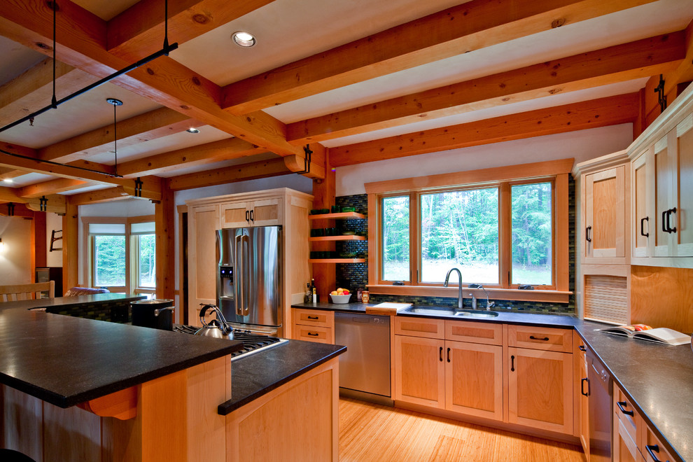 Imagen de cocina rústica grande abierta con fregadero bajoencimera, electrodomésticos de acero inoxidable y suelo de madera clara