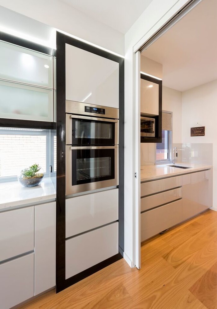 Offene, Einzeilige, Große Moderne Küche mit Kücheninsel in Melbourne