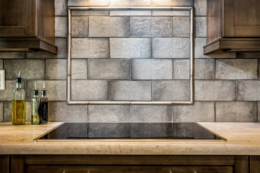 Esempio di una grande cucina classica con lavello sottopiano, ante in stile shaker, ante grigie, top in granito, paraspruzzi grigio, paraspruzzi con piastrelle di cemento, elettrodomestici in acciaio inossidabile e pavimento in cemento