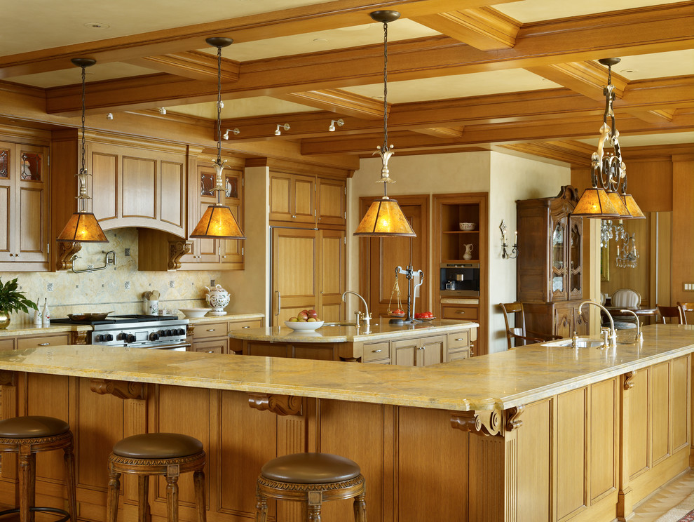 シアトルにある高級な巨大なトラディショナルスタイルのおしゃれなキッチン (アンダーカウンターシンク、落し込みパネル扉のキャビネット、ベージュのキャビネット、ベージュキッチンパネル、パネルと同色の調理設備、オニキスカウンター、石タイルのキッチンパネル、セラミックタイルの床、ベージュの床) の写真