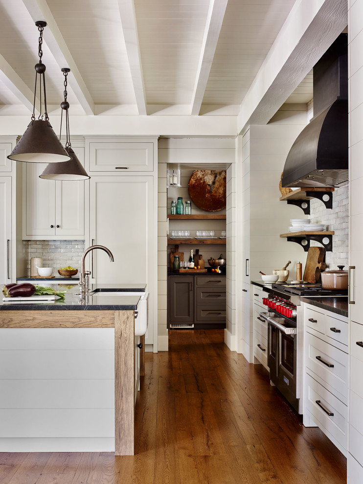 Example of a mountain style kitchen design