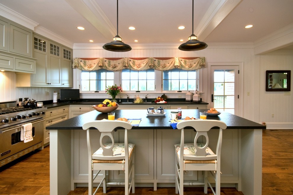 Immagine di una cucina classica di medie dimensioni con lavello sottopiano, ante in stile shaker, ante bianche, paraspruzzi bianco, elettrodomestici in acciaio inossidabile e pavimento in legno massello medio