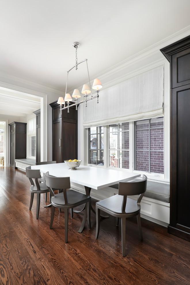 Offene, Große Klassische Küche in U-Form mit Schrankfronten mit vertiefter Füllung, weißen Schränken und dunklem Holzboden in Chicago